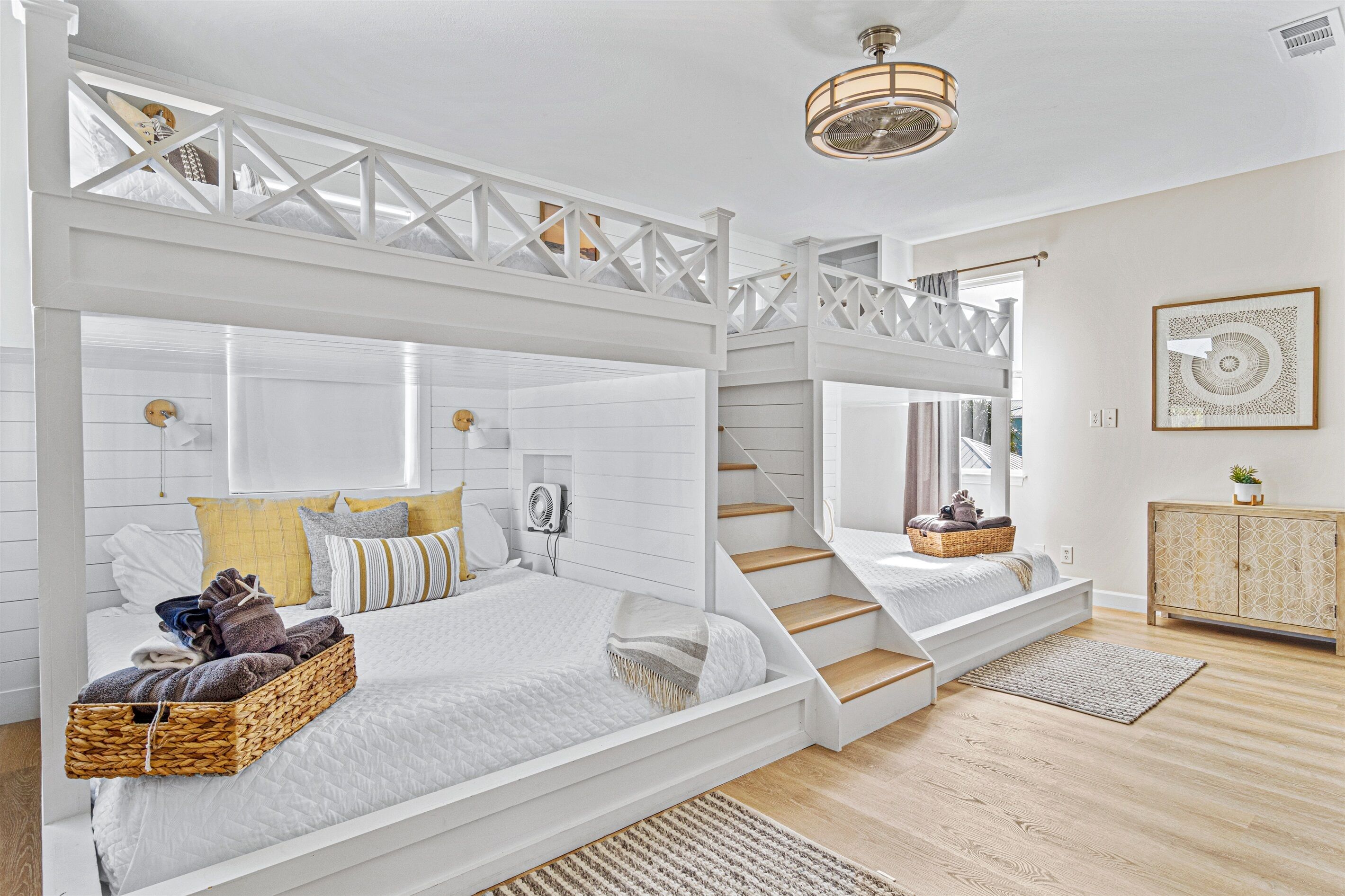 5 bedrooms, desk, iron/ironing board, travel crib