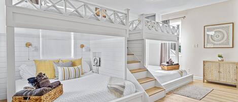 5 habitaciones, escritorio y tabla de planchar con plancha