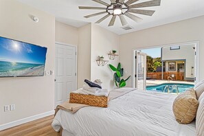 5 bedrooms, desk, iron/ironing board, travel crib