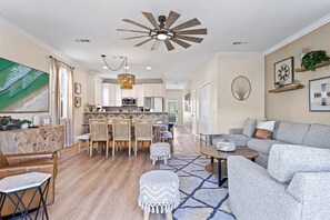 Smart TV, video games, DVD player, music library - Summer Specials *Fully Loaded* Pool & Hot Tub (Destin)