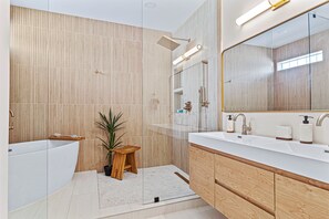 Ensemble douche/baignoire, sèche-cheveux, serviettes fournies