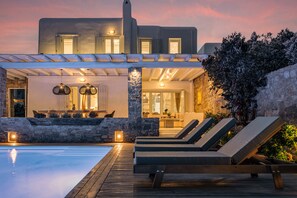 Voorkant accommodatie - avond/nacht