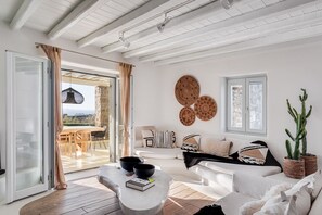 Premium villa | Woonkamer | Een 43-inch smart-tv met kabelzenders, televisie en Netflix