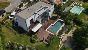 A modern house with a swimming pool, a deck, and a garden. - Modern villa full of sun for a great vacation (Biot)