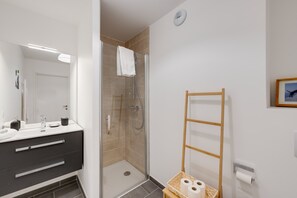 Regadera, amenidades de baño gratuitas, secadora de cabello, toallas 