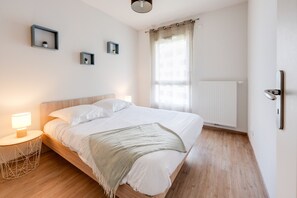 2 bedrooms, iron/ironing board, travel cot, WiFi