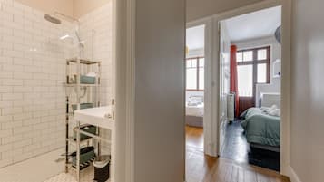 2 habitaciones, tabla de planchar con plancha, cuna de viaje y wifi