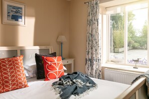 1 Schlafzimmer, Schreibtisch, Bügeleisen/Bügelbrett, Reisekinderbett