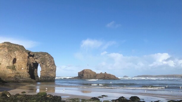 A coastal landscape with large rock formations and a clear sky. - 5* Luxurious 1 bed self-catering cottage, 20mins from North&South Cornish coasts (Truro)