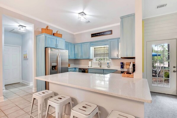 Réfrigérateur, micro-ondes, four, plaque de cuisson