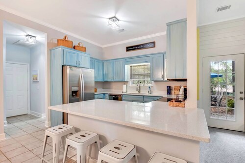 Practically perfect!! Quiet mid-island beach retreat, centrally located to all! 