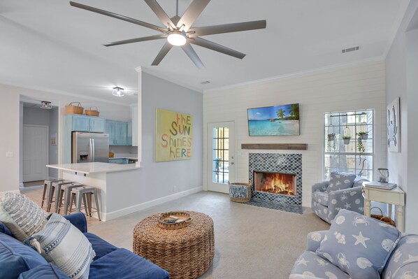 Smart TV, chimenea, libros y biblioteca musical 