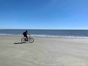 Playa en los alrededores, camastros y toallas de playa 