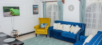 Modern, beautifully furnished 3 bedroom house, just 10 minutes from the airport!