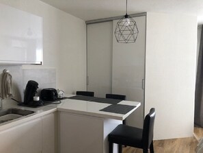 Mikrowelle, Ofen, Herdplatte, Wasserkocher mit Kaffee-/Teezubehör