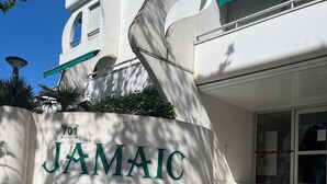 Un edificio moderno con un grande cartello che riporta '701 JAMAIC'.
