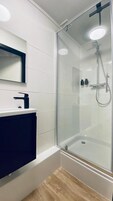 Deluxe Studio Suite | Bathroom