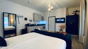 Deluxe Studio Suite | Private kitchen | Fridge, microwave, stovetop, cookware/dishes/utensils