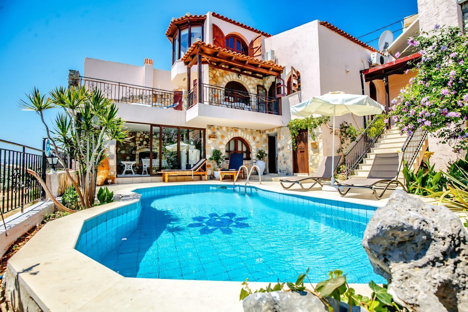 2 개의 야외 수영장, 10:00 ~ 21:00 오픈, 수영장 파라솔, 일광욕 의자