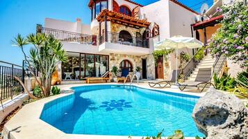 2 piscine all'aperto, ombrelloni da piscina, lettini