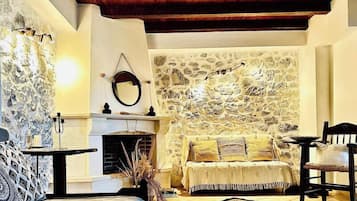 Villa Tradition, 2 chambres, bain à remous, vue montagne | Coin séjour | Télévision à écran plat de 32 pouces avec chaßnes par cùble, télévision