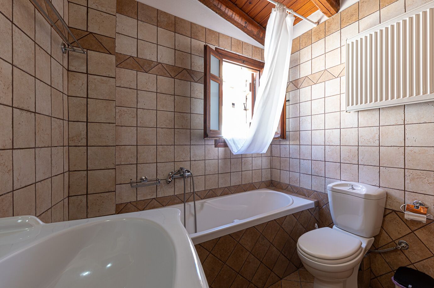 Une salle de bain avec une baignoire, des toilettes et une douche.
