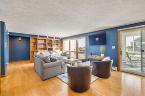 TV connectée, table de tennis de table, livres