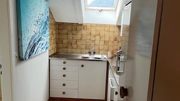 Een koelkast, een oven, een kookplaat, een vaatwasser