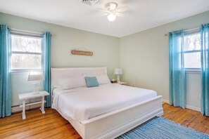 3 bedrooms, desk, iron/ironing board, WiFi - Poppy’s Hampton House | 3BR + Bonus | Near Beach (Hampton Bays)