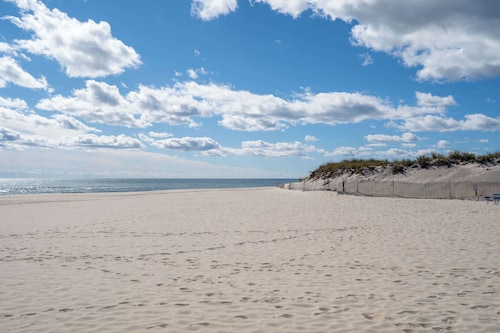Poppy’s Hampton House | 3BR + Bonus | Near Beaches & LIRR