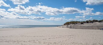 Poppy’s Hampton House | 3BR + Bonus | Near Beach