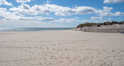 Poppy’s Hampton House | 3BR + Bonus | Near Beaches & LIRR