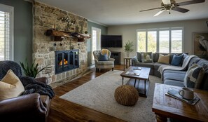 Smart TV, chimenea, futbolito y libros 