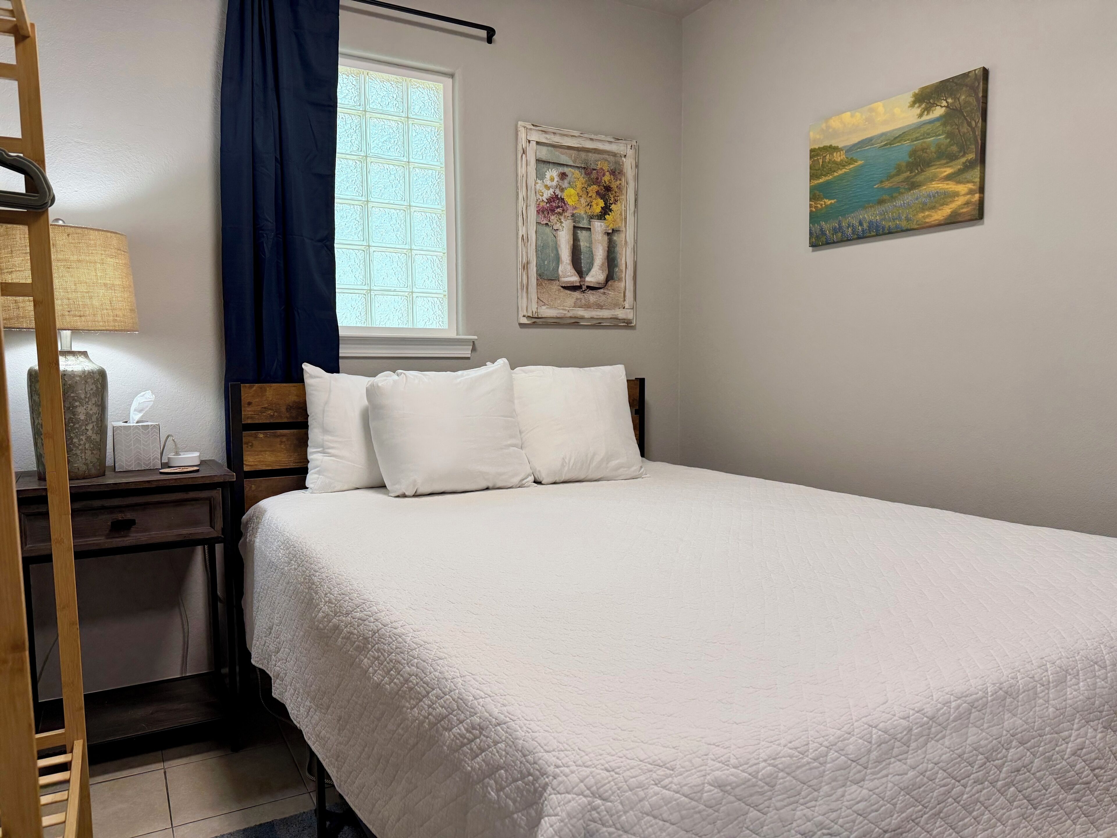 6 chambres, bureau, fer et planche à repasser, lit de bébé portatif