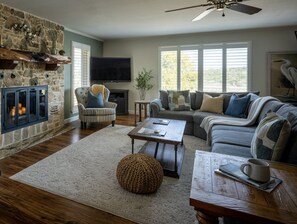 TV connectée, cheminée, baby-foot, livres