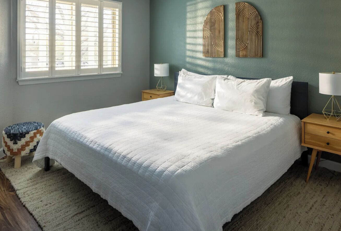6 bedrooms, desk, iron/ironing board, travel crib