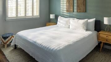 6 bedrooms, desk, iron/ironing board, travel crib