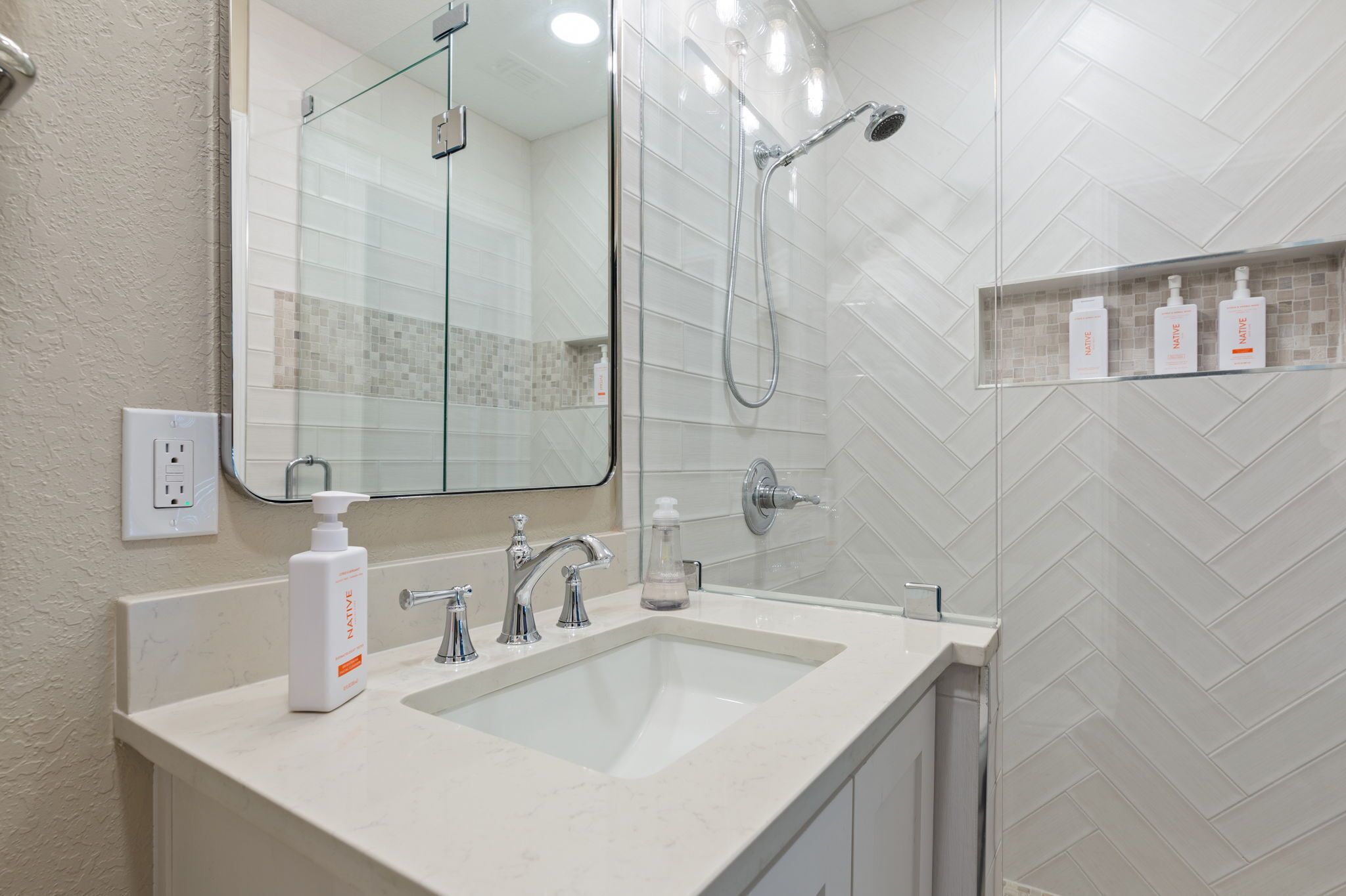 Combined shower/bathtub, hair dryer, towels, soap