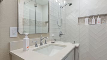 Combined shower/bathtub, hair dryer, towels, soap