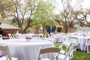 Outdoor banquet area - Gated Upscale Resort. 1-Story, PrivatePool+Shaded HotTub, BigBeds GameRm FirePit (Canyon Lake)