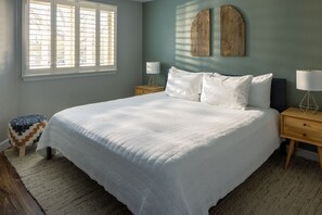 6 bedrooms, desk, iron/ironing board, travel cot
