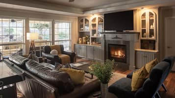 Smart TV, chimenea, futbolito y libros