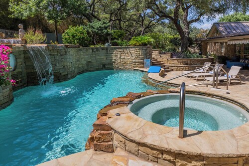 High-End Resort. 1-Story, Heated Pool, Boat Ramp, Big Beds, Game Room, Fire Pit