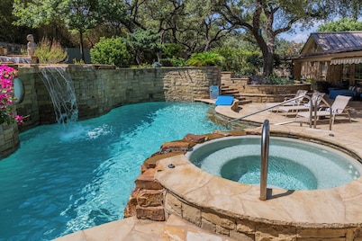 High-End Resort. 1-Story, Heated Pool, Boat Ramp, Big Beds, Game Room, Fire Pit