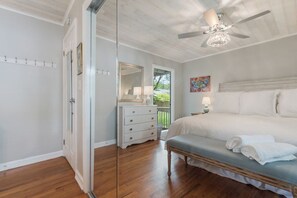 3 makuuhuonetta, tallelokero huoneessa, silitysrauta/-lauta