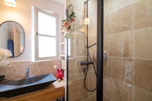 Een douche, een haardroger, handdoeken, toiletpapier