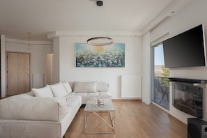 Comfort-Apartment | Wohnbereich | 55-Zoll-Smart-TV mit Satellitenempfang, Fernseher, Netflix