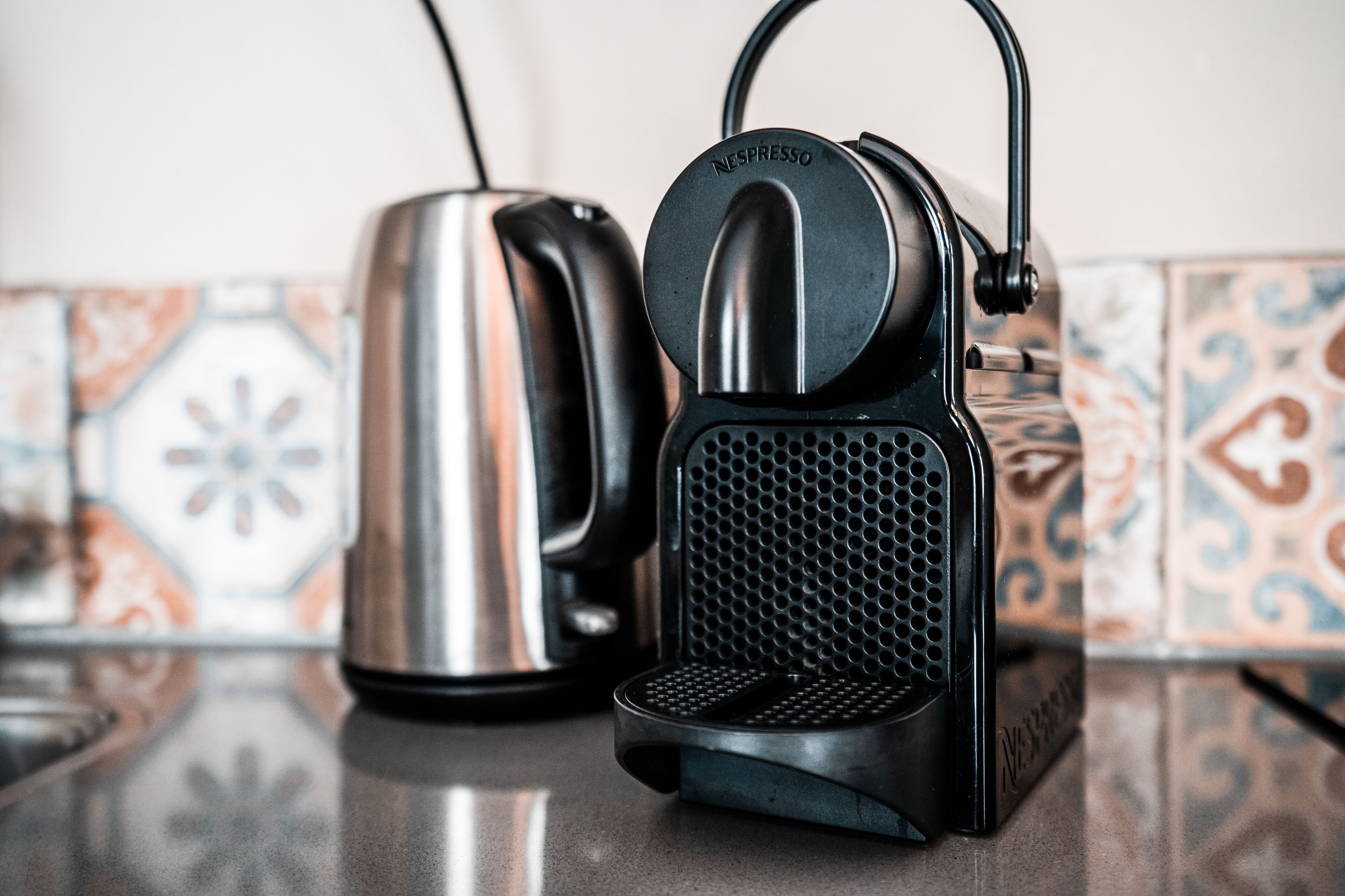 Une cuisine équipée d’une machine à café et d’une bouilloire.