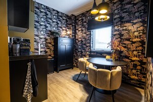 Deluxe Studio Suite | Free WiFi, bed sheets