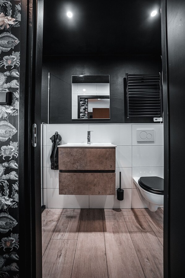 Deluxe Studio Suite | Bathroom | Shower, free toiletries, hair dryer, towels - The Aquarium (Groningen)